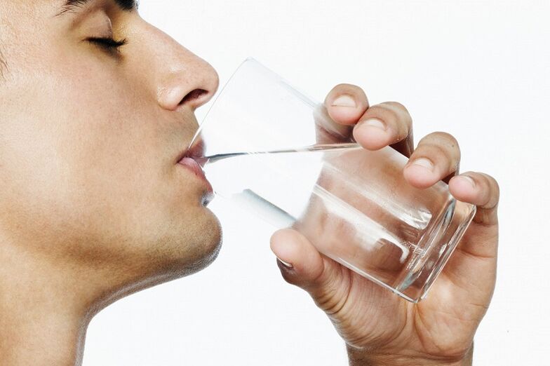 a man drinks 7 kg of water a week for weight loss