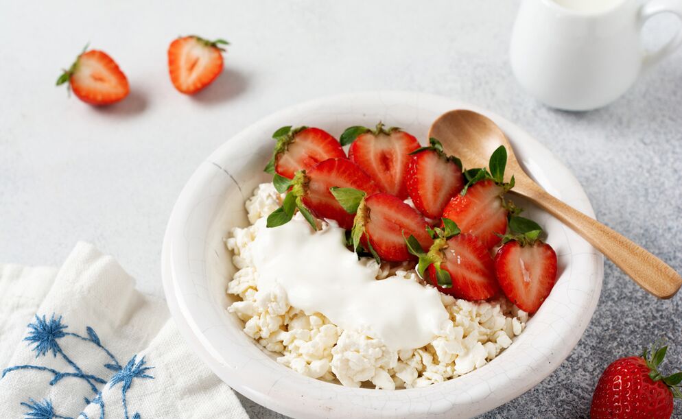 Fresh cheese with strawberries - a healthy breakfast for those who want to lose weight